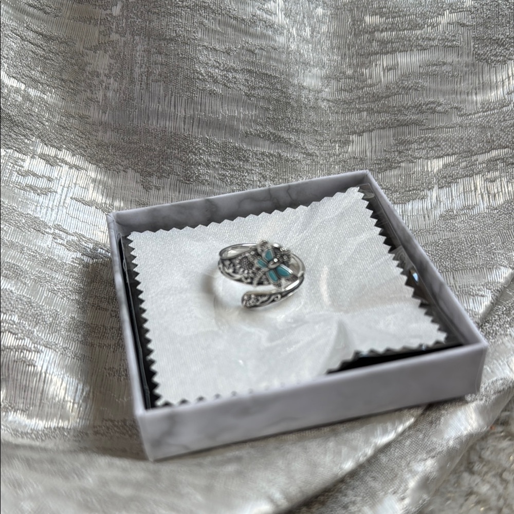 Elegant Silver and Turquoise Women's Ring